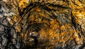 What Are the Best Mining Strategies for Different Ore Body Thicknesses?